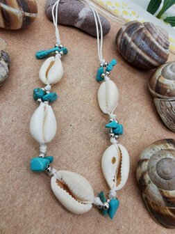 Enkelbandje Bohemian met turquoise edelsteen, geribde fuik Horn en Cowrie schelp,  wit kleur touw.