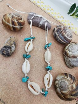 Enkelbandje Bohemian met turquoise edelsteen, geribde fuik Horn en Cowrie schelp,  wit kleur touw.