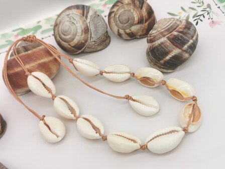 Enkelbandje Bohemian kauri schelp, beige kleur touw.