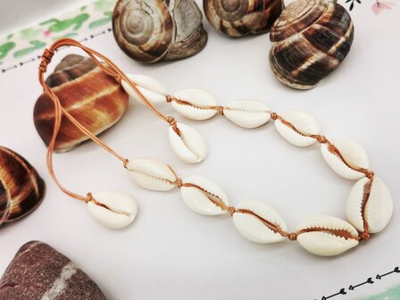 Enkelbandje Bohemian kauri schelp, beige kleur touw.