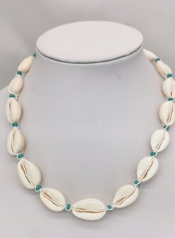 Ketting Bohemian met turquoise edelsteen, Cowrie schelp,  wit kleur touw.