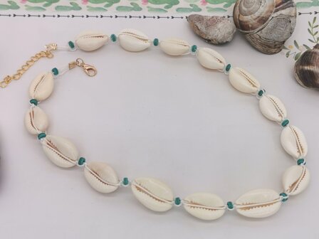 Ketting Bohemian met turquoise edelsteen, Cowrie schelp,  wit kleur touw.