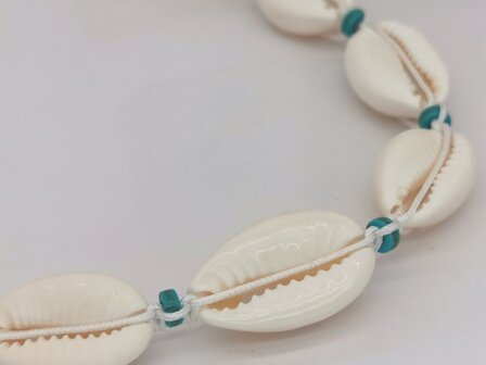 Ketting Bohemian met turquoise edelsteen, Cowrie schelp,  wit kleur touw.