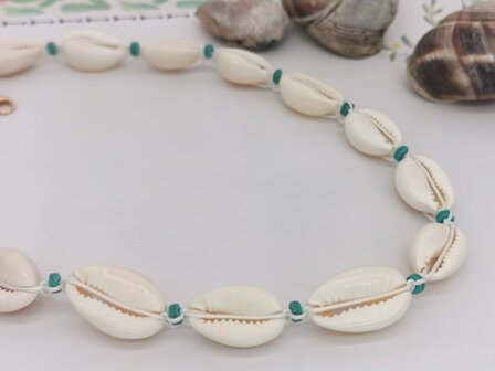 Ketting Bohemian met turquoise edelsteen, Cowrie schelp,  wit kleur touw.