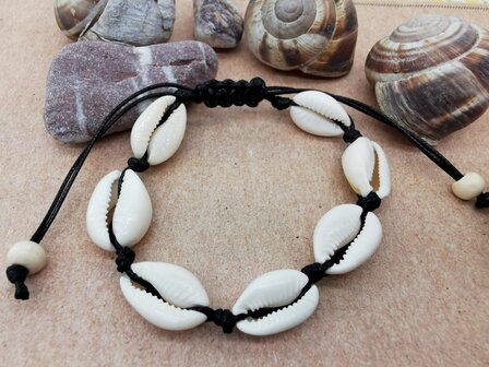 Schelpjes Armband, 7 echte schelp, zwart touw en hout kralen.