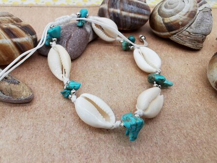 Armbandje Bohemian met turquoise edelsteen, geribde fuik Horn en Cowrie schelp,  wit kleur touw.