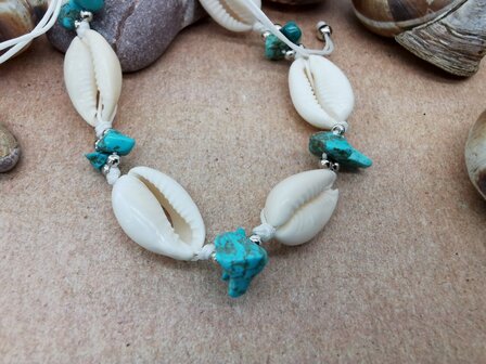 Armbandje Bohemian met turquoise edelsteen, geribde fuik Horn en Cowrie schelp,  wit kleur touw.