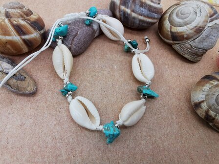 Armbandje Bohemian met turquoise edelsteen, geribde fuik Horn en Cowrie schelp,  wit kleur touw.