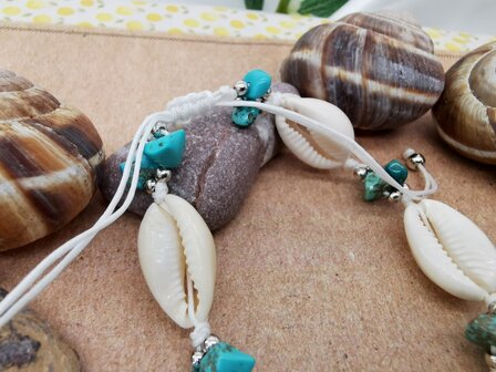 Armbandje Bohemian met turquoise edelsteen, geribde fuik Horn en Cowrie schelp,  wit kleur touw.