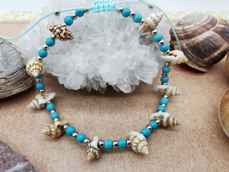 Armband Bohemian met turquoise edelsteen kralen, geribde fuik Horn schelp, turquoise kleur touw.