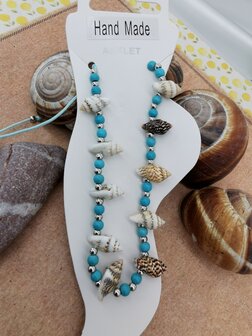 Enkelbandje Bohemian met turquoise edelsteen kralen, geribde fuik Horn schelp, turquoise kleur touw.