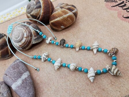 Enkelbandje Bohemian met turquoise edelsteen kralen, geribde fuik Horn schelp, turquoise kleur touw.