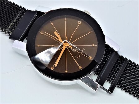 Quartz horloge, zwart mesh band, goudkl wijzerpl, facetglas, magneetsluiting