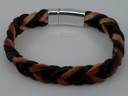 Stoere leren bruin/zwart gevlochten armband met magneet sluiting.