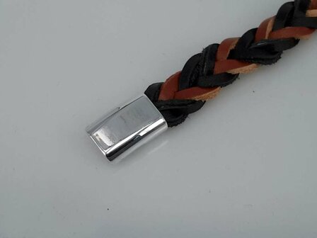 Stoere leren bruin/zwart gevlochten armband met magneet sluiting.