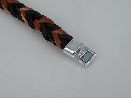 Leder braun/schwarz geflochtenes Armband mit Magnetverschluss.