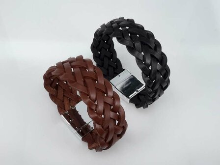 Stoere leren bruin breed dubbel gevlochten armband met magneet sluiting.