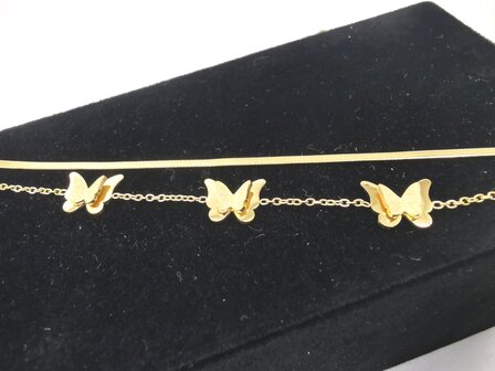 Doppeltes goldfarbenes Gliederarmband mit 3 Schmetterlingen.