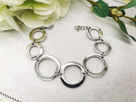 RVS Design armband met 7 ringen.