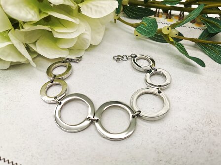 Designarmband aus Edelstahl mit 7 Ringen.