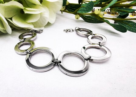 Designarmband aus Edelstahl mit 7 Ringen.