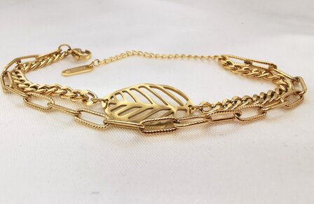 Goldfarbenes Armband aus Edelstahl mit Doppelkette und Blatt dazwischen.