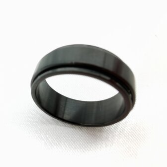 Schwarzer Anti-Stress-Ring aus Edelstahl mit geb&uuml;rstetem Schwarz, Box 36 St&uuml;ck.