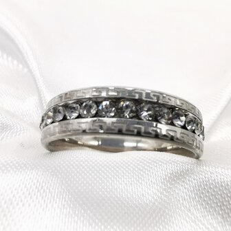 RVS zilverkleurig dames ring met strass steentjes rondom en zijkant met Grieks motief, doos 36 stuks 