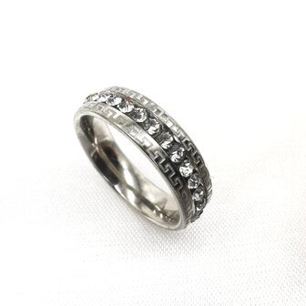RVS zilverkleurig dames ring met strass steentjes rondom en zijkant met Grieks motief, doos 36 stuks 
