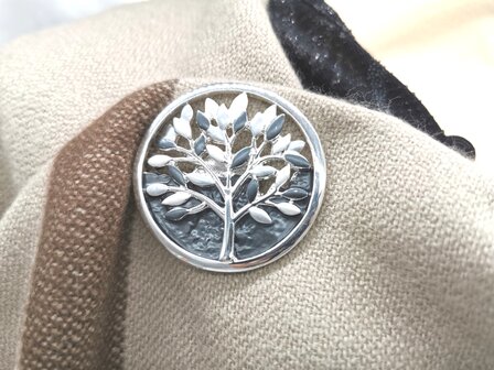 Magneet broche, Levensboom Design, 3 kleur bladeren en zilverkleur nerf, &Oslash; 46 mm.