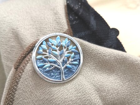 Magnetbrosche, Lebensbaum-Design, blaue Bl&auml;tter und silberne Maserung, &Oslash; 46 mm.