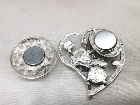 Magneet broche, Uniek Design, hartje, steentjes, Paars kleur, L 49 mm.