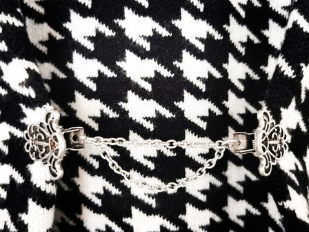 Clips met dubbel ketting, barok style in kleur antiek zilver look.