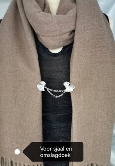 Clips met dubbel ketting, puppy hondje voor vest - sjaal - omslagdoek in kleur antiek zilver look.
