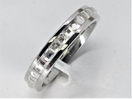 Ring aus silberfarbenem Edelstahl, rundum besetzt mit quadratischen wei&szlig;en Kristallsteinen