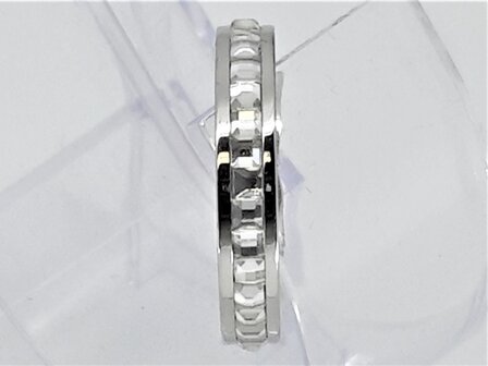 RVS zilverkleurig ring met rondom bezet met vierkant witte kristalsteentjes