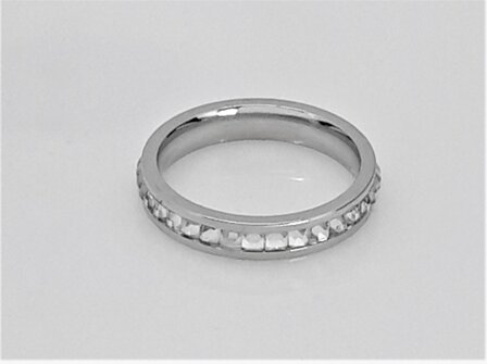 Ring aus silberfarbenem Edelstahl, rundum besetzt mit quadratischen wei&szlig;en Kristallsteinen
