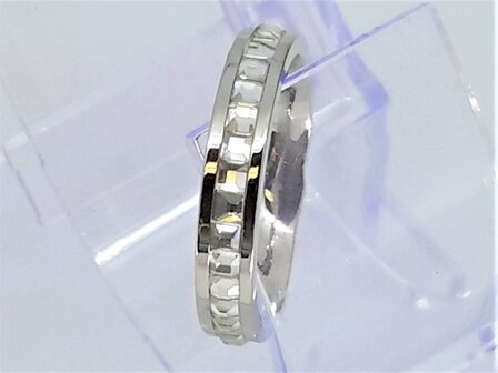 RVS zilverkleurig ring met rondom bezet met vierkant witte kristalsteentjes