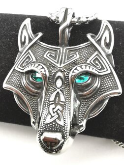 Sch&uuml;tzender Wikinger-Fenrir-Wolf-Anh&auml;nger aus Edelstahl mit kristallgr&uuml;nen Augen.