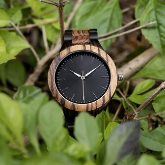 Warme gekleurde houten horloge, donkere houten schakels, horlogesluiting