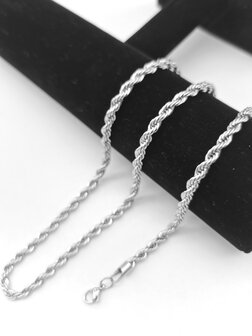 Edelstahl-Set. Silberfarbene gedrehte Halskette mit Armband
