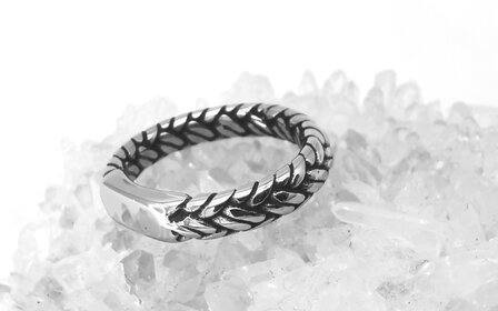 Schmaler Ring aus Edelstahl mit geflochtenem Designmotiv und einer Platte auf der Vorderseite, mit der Sie gravieren k&ouml;nnen.
