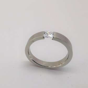 RVS - elegant - ring met vierkant 4 mm kristal   