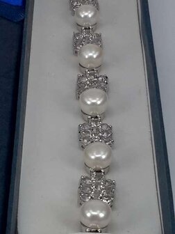 Armband, zilverkleur, 7 zoetwaterparels met kristalsteentjes, wit of ros&eacute;