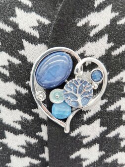 Magneet broche, Uniek Design, hartje, steentjes, blauw/zilver kleur, L 49 mm.