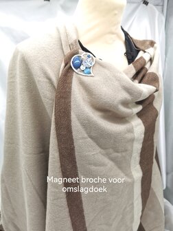 Magneet broche, Uniek Design, hartje, steentjes, blauw/zilver kleur, L 49 mm.