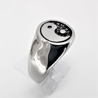 Siegelring aus Edelstahl mit Symbol - Yin Yang- 3D Yin in schwarzer Beschichtung und Yang in Silber.