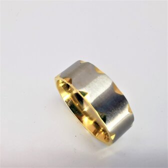 RVS - elegant ring breed Goud met mat zilverkleurig V inham. Zeer chique uitstraling. doos 36st