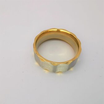 RVS - elegant ring breed Goud met mat zilverkleurig V inham. Zeer chique uitstraling. doos 36st