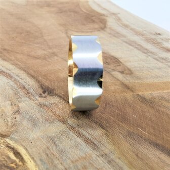 Edelstahl - eleganter Ring breit Gold mit mattsilberfarbener V-Kante. Sehr schicke Optik. box 36st